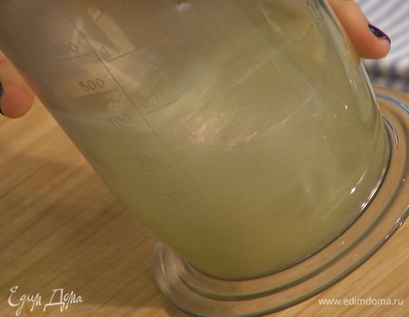 Белки отделить от желтков. Белки взбить до состояния плотной воздушной массы.