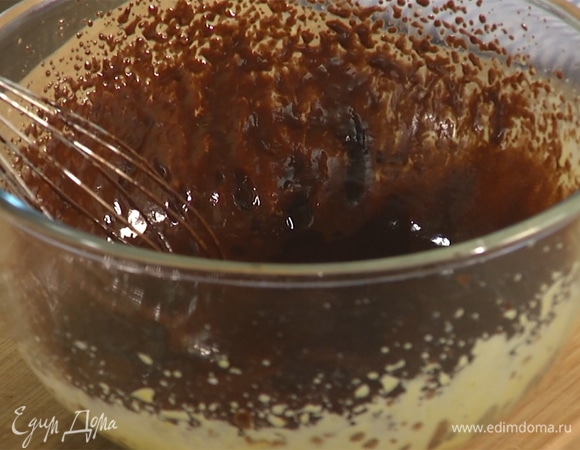 Постепенно влить чуть остывший шоколад к желткам, продолжать аккуратно взбивать массу.