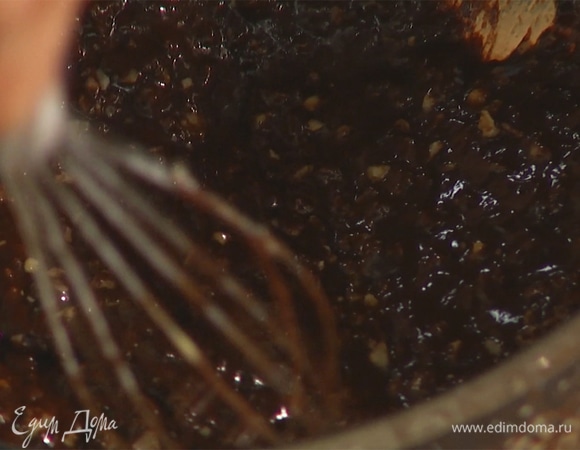Фундук слегка подсушить в духовке, измельчить, добавить к смеси, все перемешать.