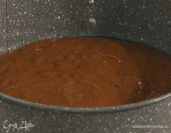 Форму для выпечки смазать сливочным маслом. Готовое тесто влить в форму.