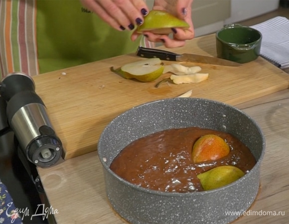 Груши разрезать пополам, удалить сердцевину. Выложить в тесто срезом вниз.   