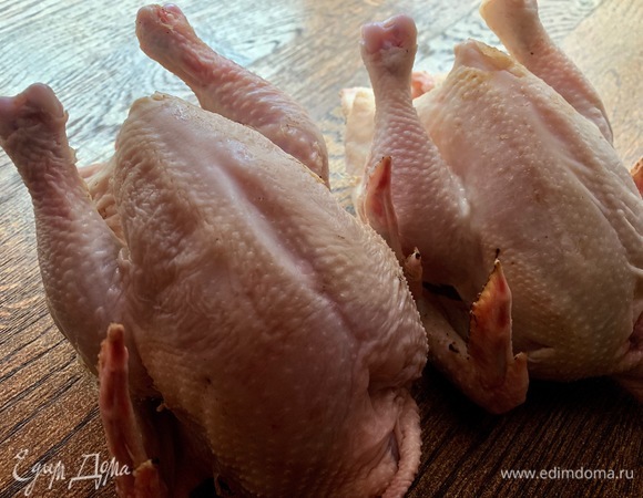 Две тушки красивых цыплят промыть, разрезать на порционные кусочки.