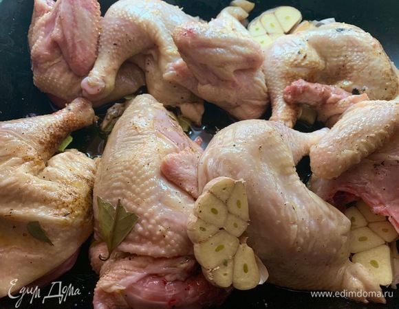 В форму для выпекания кладу цыплят, чеснок — пополам, не очищая, соль, перец, лавровый лист, оливковое масло. Все хорошо и нежно втереть в цыплят.