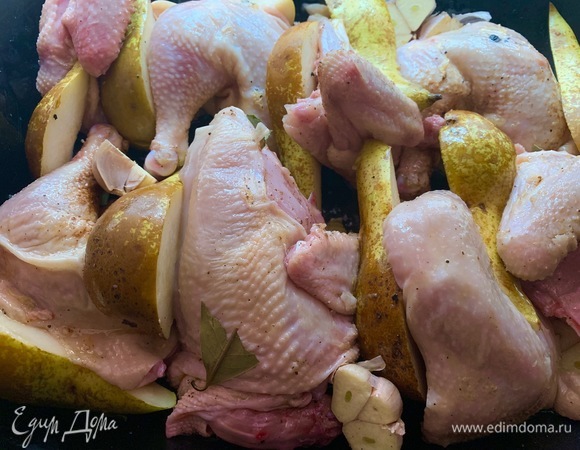 Нарезаю грушу, отправляю к цыплятам.