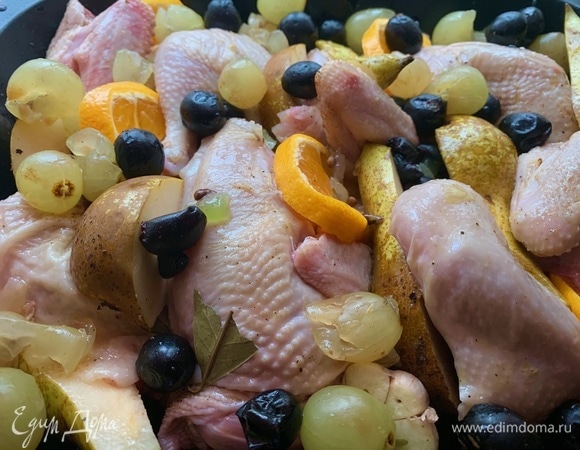 Мандарины — кружечками, переложить ими кусочки цыплят. Виноград слегка примять рукой и отправить туда же. Залить белым вином. Духовка — на 180°C, выпекаю 35–45 минут.