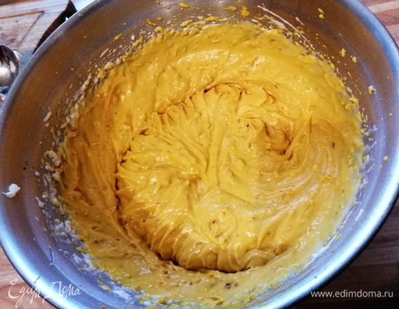 Тыквенное пюре я сделала заранее. Тыкву запекала и погружным блендером взбила в пюре. Ввести охлажденное тыквенное пюре и тщательно перемешать.