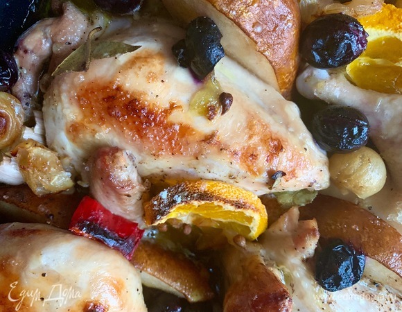 Можно подавать в форме или порционно. Соус из формы можно налить в сковородку, добавить пару ложек вина, уварить пару минут. Подать к цыплятам.