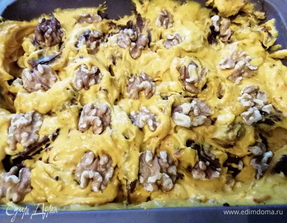 Распределите грецкие орехи по поверхности. Выпекать в заранее разогретой до 180°C духовке около 20–25 минут. Мне хватило 25 минут и 5 минут при выключенной духовке.