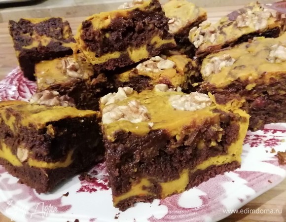 Брауни важно не перепечь, иначе у вас получится обычный кекс. Влажная структура брауни внутри — это отличительное свойство десерта.