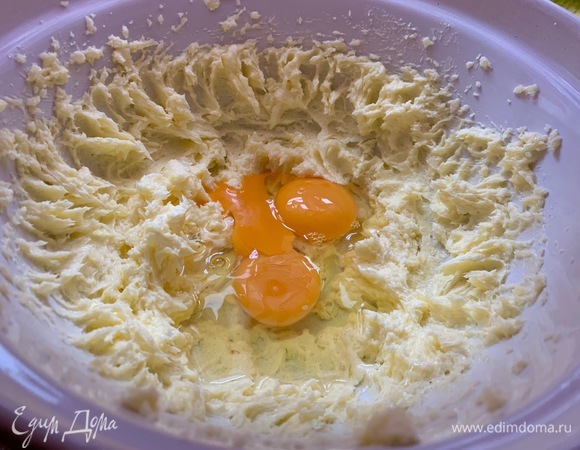 Все продукты комнатной температуры. Масло взбить с сахаром до пышности, добавить соль, яйца. Взбить.