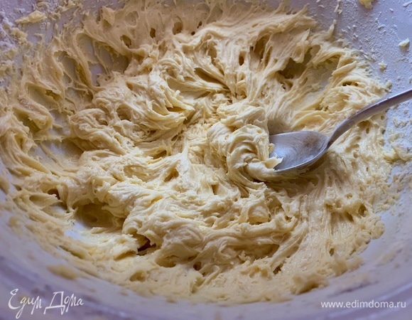 Добавить муку, разрыхлитель. Взбивать в течение двух минут.