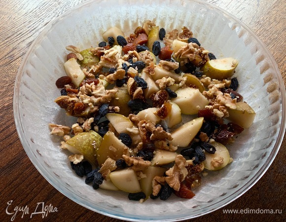 Яблоко, груша, финики, орехи, инжир, изюм — все кладу в форму.