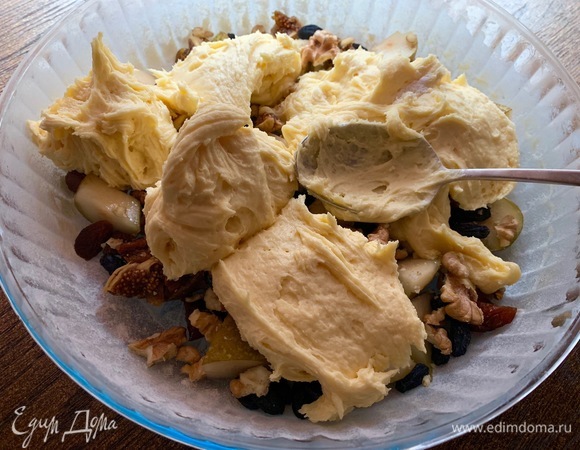 Выкладываю тесто. Обратите внимание на то, что оно густое, но мягкое, ни в коем случае не жидкое!