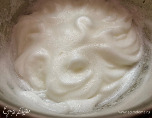 Взбиваю белки на маленькой скорости, далее — по нарастающей. Только когда будет вот такая текстура белка, добавляю сахар, сразу весь!