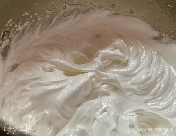 Взбиваю 7–10 минут, до устойчивых пиков и глянцевого цвета! Это важно — если не взбить, безе не получится! Можно добавить в процессе пару капель лимонного сока. Но это по желанию. 