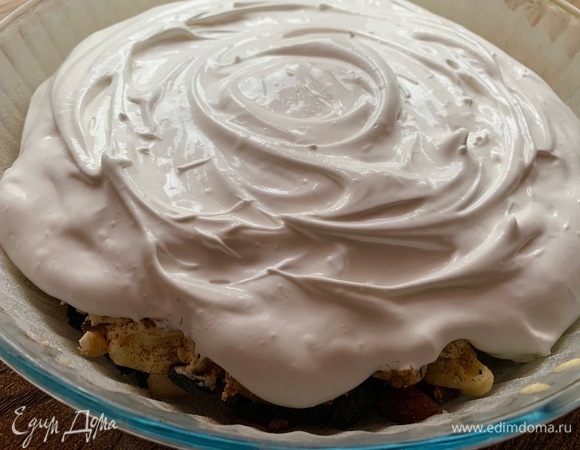 Разравниваю. Духовка — на 150°C. Ставлю на 60–70 минут примерно. Время приготовления зависит от возможностей вашей духовки. Режим выпекания «вверх-вниз», без конвекции.