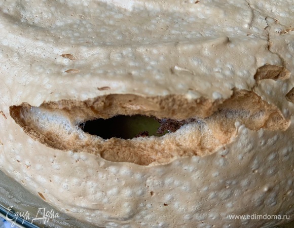 Безе хрустящее, твердое! Есть вот такие трещинки, в которых отлично видно, что безе пропеклось. Можно достать чуть раньше, безе будет белое. Я люблю бежевое — оно с ореховым привкусом.