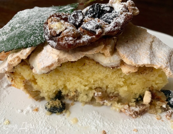 Кладу порционный кусок на тарелку. Пирог хорошо пропекся, текстура более чем отличная, не влажная, безе хрустящее, не сырое!