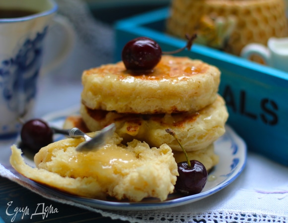 Жарить оладьи на масле с обеих сторон до золотистого цвета на среднем разогреве конфорки. Если оладьи довольно толстые, то огонь убавить ниже среднего (я жарю на 2–3 делении из 6). Выложить оладьи на бумажное полотенце для впитывания излишков масла. Посыпать сахарной пудрой, полить вареньем, медом.