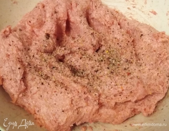 Фарш посолить, поперчить. У меня покупной.