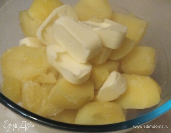 Отварить картофель в соленой воде. Слить. Добавить сливочное масло. Размять.