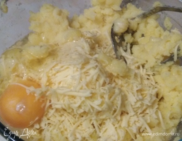Вбить куриное яйцо. Добавить натертый на мелкой терке сыр. Еще раз все размять. 
