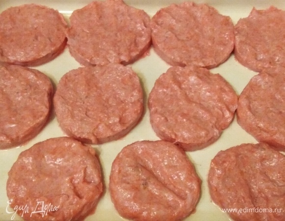 Форму смазать растительным маслом. Из фарша скатать одинаковые шарики. Придавив, сделать лепешку. Выложить в форму.