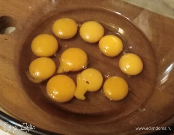 Подготовить перепелиные яйца.