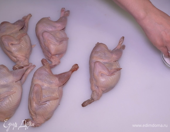 Перепела нужно хорошо промыть, обсушить, натереть солью и черным молотым перцем снаружи и изнутри, чтобы соль и перец равномерно распределились по всей поверхности птичек.