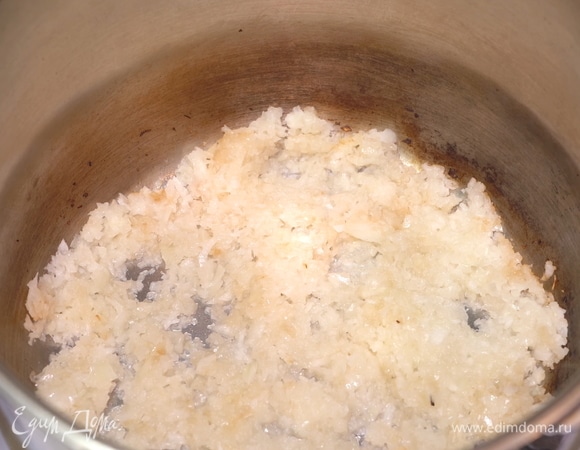 На растительном масле сначала обжариваем лук до золотистого цвета.