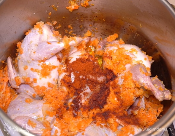 Через 2–3 минуты зажарка из лука и моркови уже готова, поэтому перекладываем сверху перепелок и перемешиваем все это как можно лучше и добавляем столовую ложку паприки, которая придаст мясу приятный вкус и аромат.