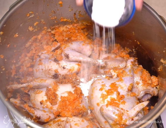 Добавляем 2 чайные ложечки сушеного молотого чеснока.