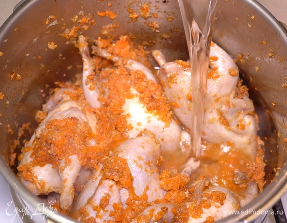 В завершении наливаем воду и закрываем крышку и клапан скороварки. Готовим перепела в скороварке в течение 12–15 минут (или можете увеличить время приготовления в зависимости от модели скороварки и качества перепелок). Если вы используете казан или кастрюлю, тушите их на слабом огне под крышкой 20–25 минут.