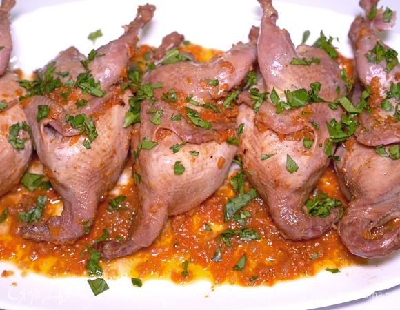 Можно посыпать эти перепела свежей зеленью и подать с любимым гарниром. Перепелки по этому рецепту невероятно нежные, тающие во рту. Будут очень красиво смотреться на праздничном столе!