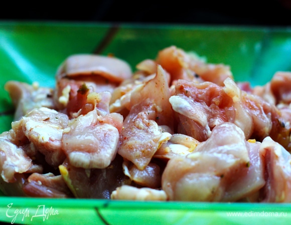 Рис сварить заранее. Если есть рис вчерашней варки, то это даже лучше. Куриные бедра филеровать (удалить кость, снять кожу). Нарезать кусочками, слегка посолить, посыпать перцем, оставить.