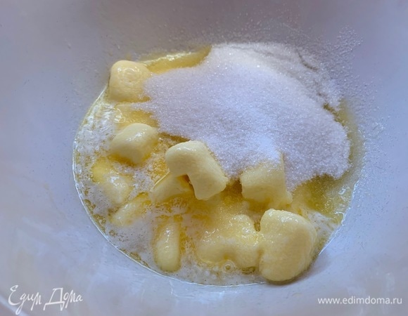 Масло немного растопить, добавить сахар, взбить.