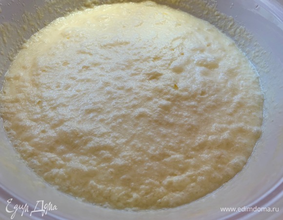 Вливаю молоко, взбиваю.