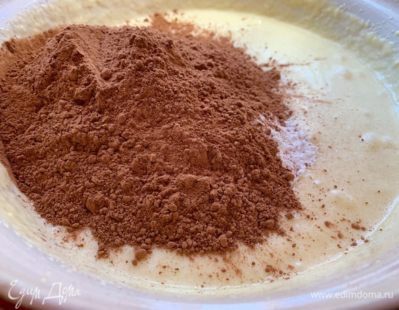 Затем — мука, разрыхлитель, какао. Какао берите непременно хорошее. Снова взбиваю.