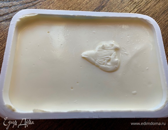 Сливочный сыр комнатной температуры. Сыр хорошо пропитывает кекс, создает текстуру очень особенную! Если вы не любите начинки, можно обойтись и без сыра.