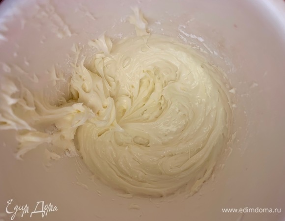 Взбиваю с сахарной пудрой, можно добавить кофе, корицу, кардамон, ваниль — все по желанию.