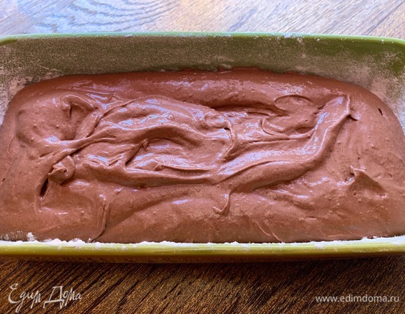 Форма, на нее — французская рубашка. Тесто — пополам. Вливаю первую часть.