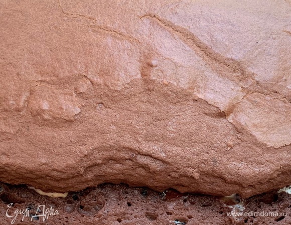 Достать из духовки. Вот такая корочка, сыр может вытекать — это не страшно. Кекс накрыть полотенцем. Дать полностью остыть! Это важно. Если же вы начнете доставать его раньше, он просто распадется, а сыр не пропитает кекс — большая часть просто вытечет. Если вы выпекаете в силиконовой форме, также очень рекомендую не вынимать до полного остывания!