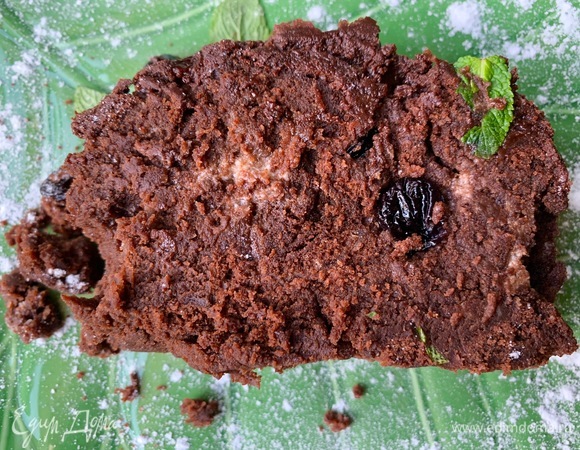 Сыр хорошо пропитал кекс, текстура очень шоколадная.