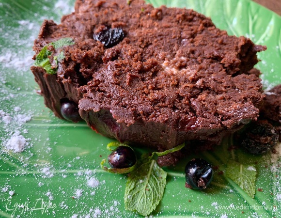 Чтобы кусочки хорошо разрезались, дайте кексу полностью остыть. Повторяю, это очень важный момент! Можно поставить в холодильник, и через 2 часа это будет совершенно другая шоколадная история!