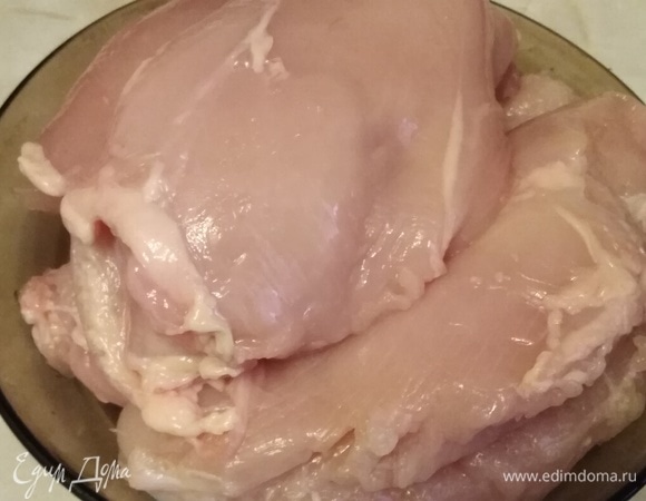 Подготовить грудки. Удалить кости. Снять кожу. Разогреть духовку.