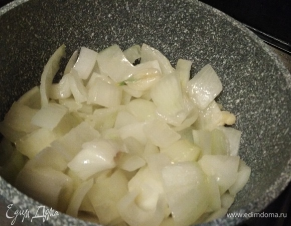 На растительном масле обжарить лук с чесноком до полупрозрачности.
