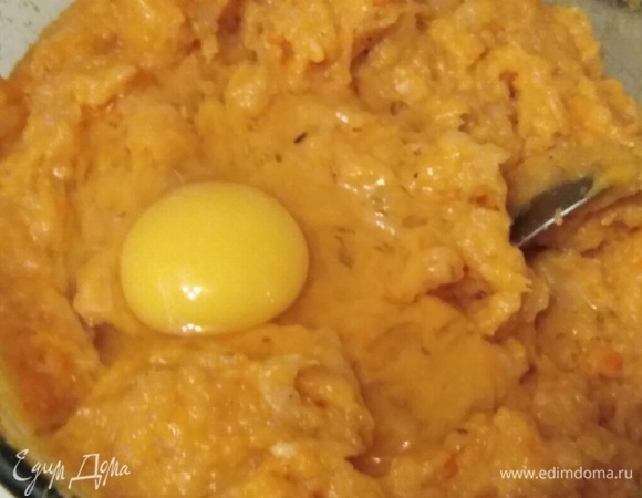 Вбить яйцо. Добавить соль и перец. Перемешать.