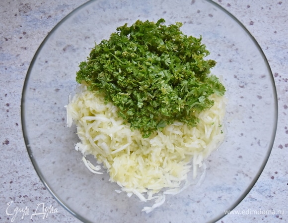 Добавить рубленую зелень и измельченный чеснок.