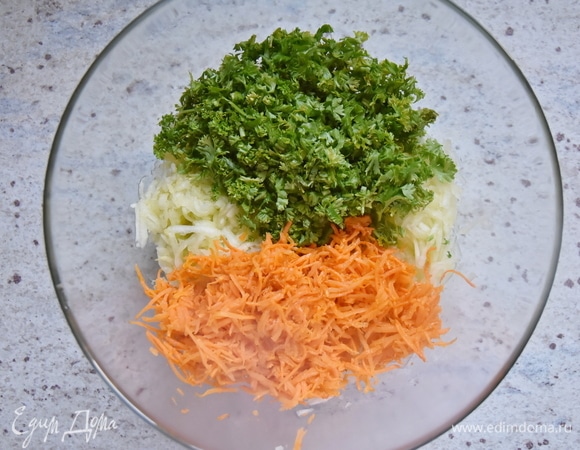 Добавить натертую на терке морковь.