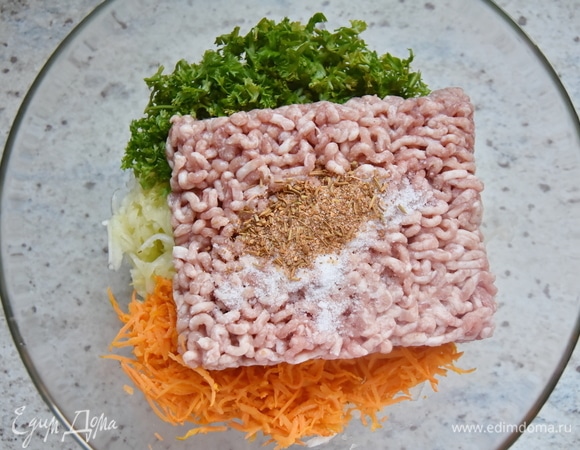 В качестве белкового дополнения можно взять любой фарш или смесь. Всыпать соль и специи по вкусу.